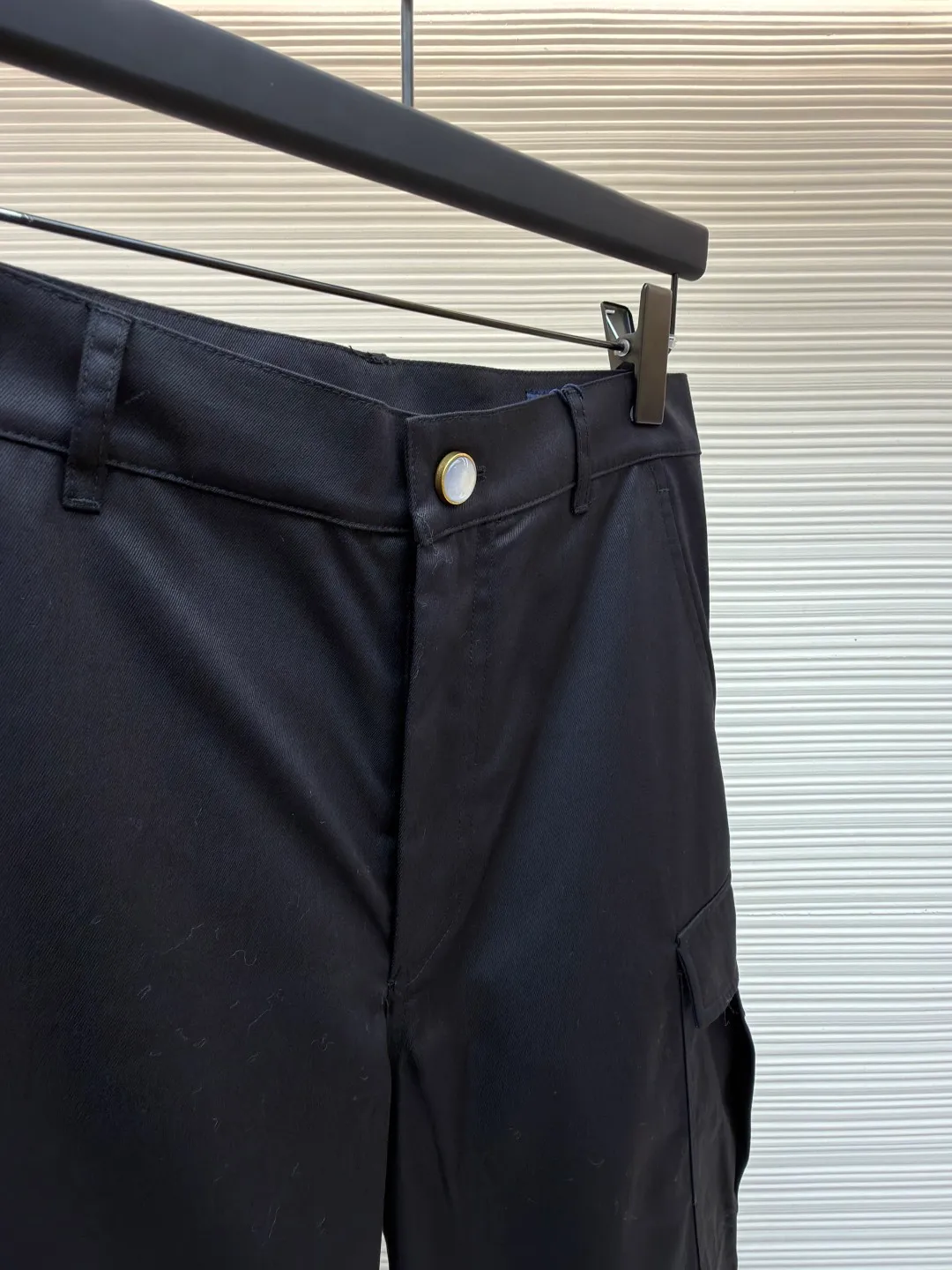 LOUIS VUITTON pocket embroidered work trousers ●Original version: Purchased and developed by 12324 ●Item number: 1682341-B50 ●Fabric: cotton twill fabric ●Technology: embroidery production ●Color: black ●Version: fitted version ●Weight: about 535 grams ●Size: 44-46-48-50 ●Description: The high cotton content ensures the fabric's excellent breathability, durability and classic workwear texture, while the twill weave gives it unique wear resistance and stiffness. The special fabric technology solves the pain points of tight and stiff traditional overalls; it provides greater freedom when moving, significantly improves wearing comfort and flexibility, and achieves a balance between function and comfort. The application of three-dimensional core-spinning embroidery technology in the pocket position is achieved by adding additional cotton thread or foam as the core material to the pattern filling layer, and then using embroidery thread to fully cover the embroidery. The logo pattern is significantly protruded from the surface of the fabric, forming a full three-dimensional effect. This process not only enhances the visual impact and tactile level, but also improves the wear resistance of the pocket area through the buffering effect of the core material, ensuring that the pattern can still remain crisp and not deformed in complex daily use, ensuring that the pattern is clear and durable, and injecting a sense of sophistication into the rugged workwear style. Diversified pocket system combines workwear functionality with sophistication. The flap cargo pockets on both sides are a signature element, and their flap design prevents items from falling and enhances the visual three-dimensionality. Italian style pockets provide simple side storage. The overall wiring is straight and delicate, the fabric is comfortable and soft, and the color is consistent without color difference. It can be matched with the same style to create a fashionable look and control various occasions. Customized accessories, complete with three standards, same style for men and women!